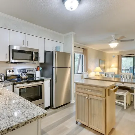 Hilton Head Condo With Balcony And Pool, Walk To Beach
